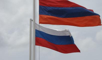 1024px-Armenian_&_Russian_flags_in_Gyumri.jpg