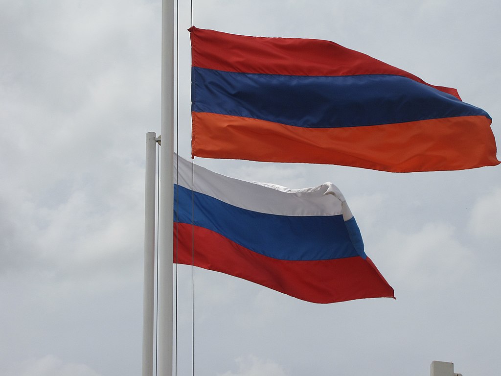 1024px-Armenian_&_Russian_flags_in_Gyumr
